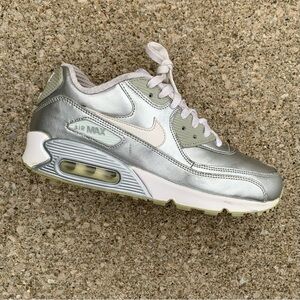 Nike Air Max 90 Womens Metallic Silver Casual Athletic Shoes Trainers